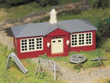 Bachmann Bausatz Schoolhouse with Playground Equipment